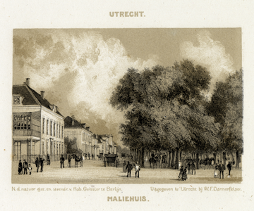 35555 Gezicht op de zij- en de voorgevels van de huizen aan de noordoostzijde van de Maliebaan te Utrecht met links het ...